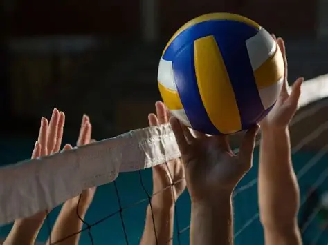 Volejbalový zápas učiteľov proti deviatakom: napínavý súboj až do poslednej lopty